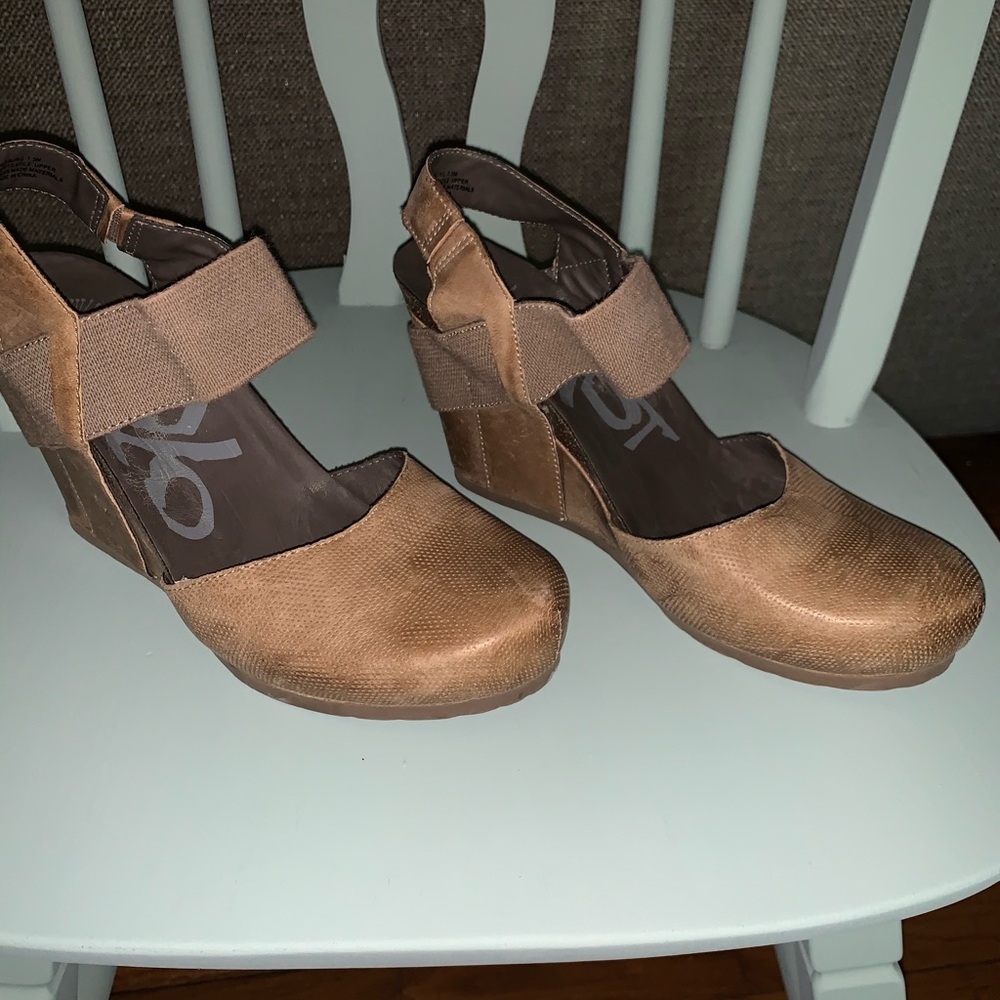 OTBT platform wedges closed toe size 7.5